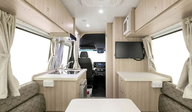 Het interieur van de Apollo Euro Tourer camper