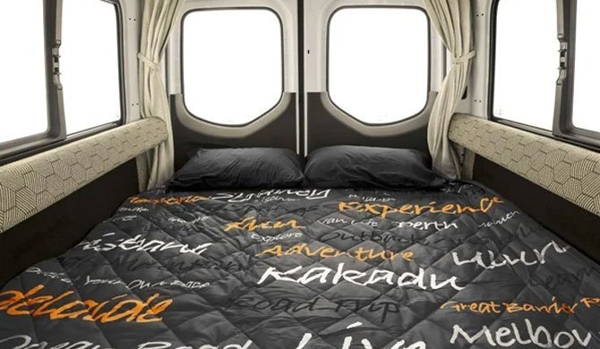 Het bed achterin de Apollo Euro Tourer camper