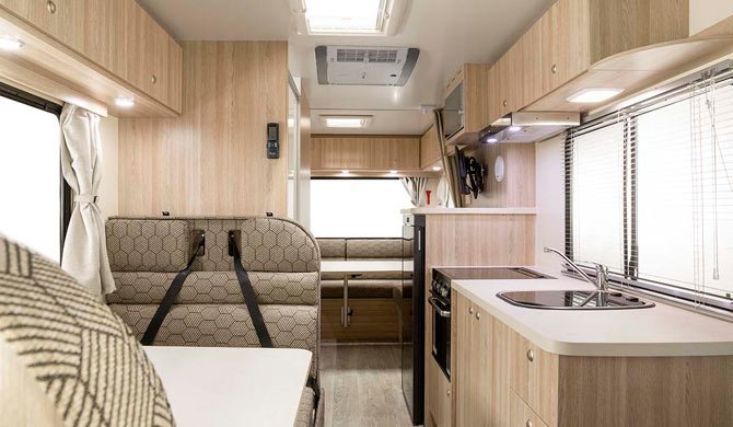 Het interieur van de Apollo Euro Deluxe camper