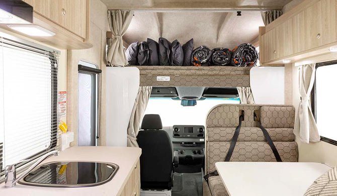 Het interieur van de Apollo Euro Deluxe camper