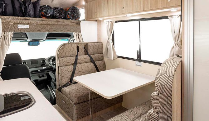 De dinette voorin de Apollo Euro Deluxe camper