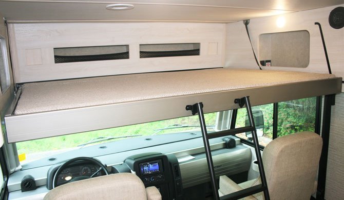 Het bed in de cab-over in de Fraserway A30 rolstoeltoegankelijke camper