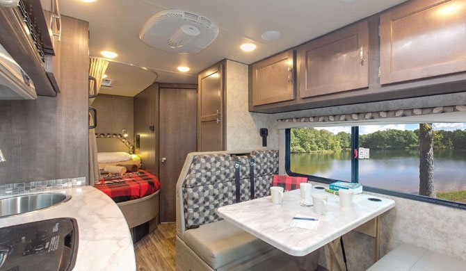 Het luxe interieur van de Fraserway C-Medium camper