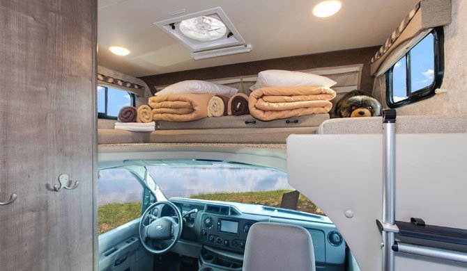 Het bed in de cab-over van de Fraserway C-Small camper