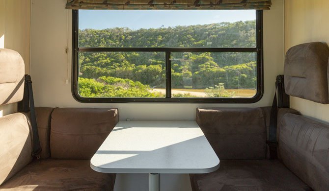 De dinette in de Britz Explorer camper