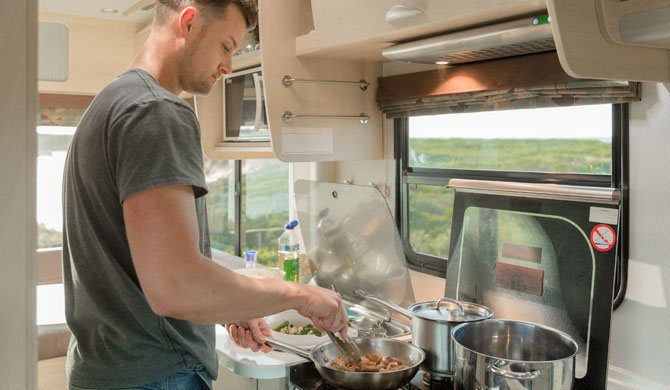 De keuken in de Britz Explorer camper