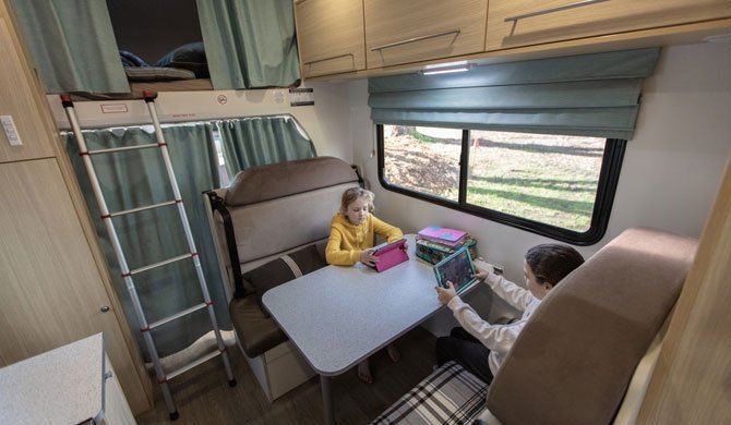 Het interieur van de Britz Frontier camper