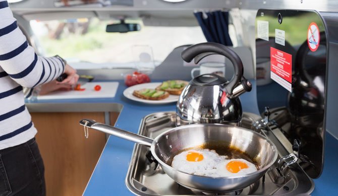 De keuken in de Britz HiTop camper