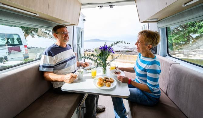 De dinette in de Britz Venturer camper