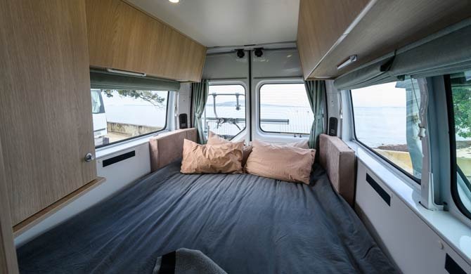 Het bed achterin de Britz Venturer camper