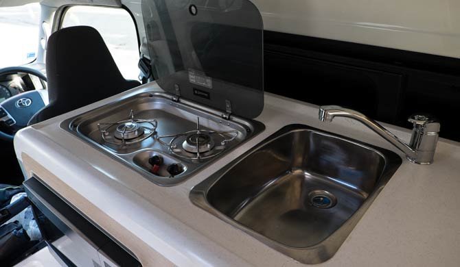 De keuken in de Britz Voyager camper