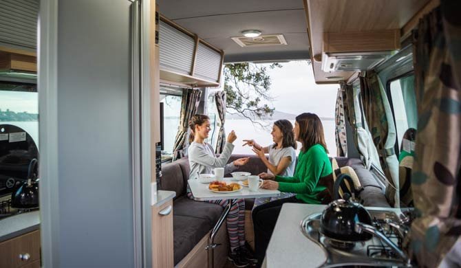 De dinette achterin de Britz Venturer camper