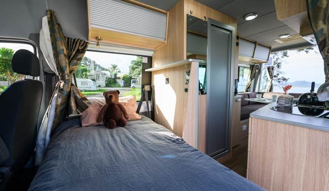 Het bed voorin de Britz Venturer Plus camper