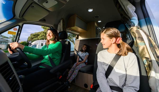 Het interieur van de Britz Venturer Plus camper