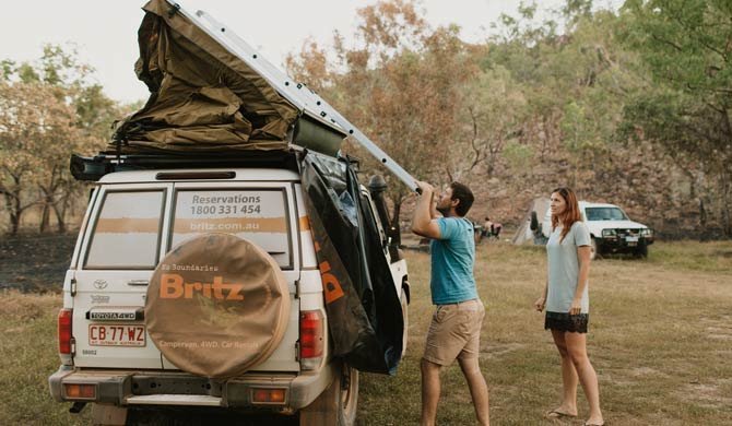 De tent op het dak van de Britz Safari Landcruiser