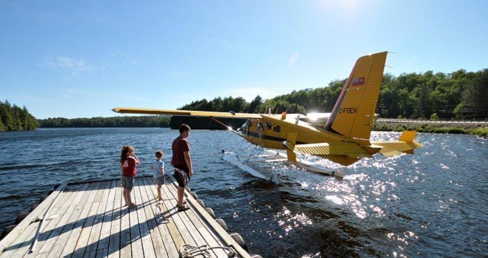 Bewonder de natuur van Canada van boven tijdens een vlucht in een watervliegtuig tijdens een camperreis door Canada