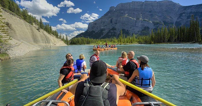 Kayak over de prachtige meren van Canada tijdens een camperreis van Victoria CamperHolidays