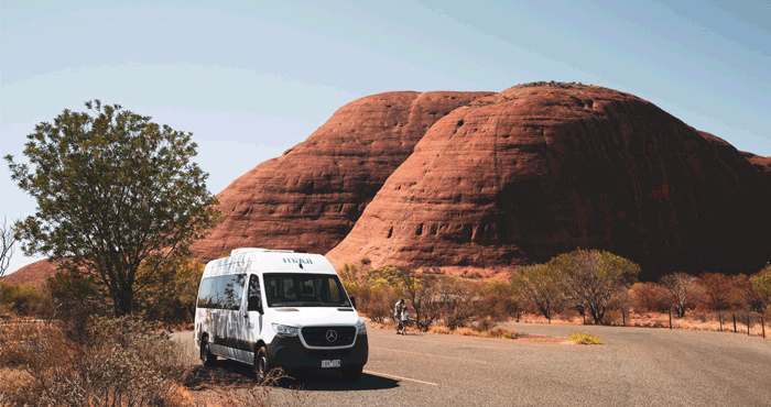 Bewonder de Uluru tijdens een camperreis van Melbourne naar Alice Springs met Victoria CamperHolidays