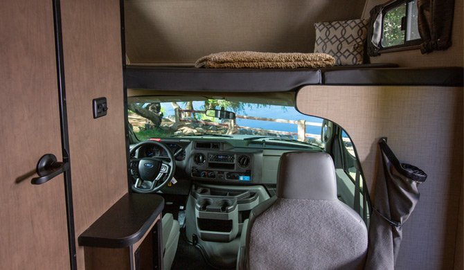 Het interieur van de Cruise America C21 camper