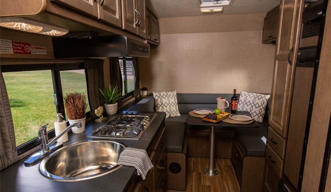 De dinette in de Cruise America C21 camper 