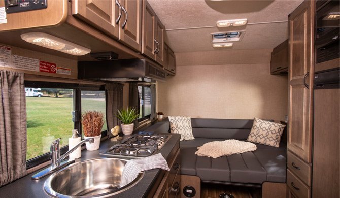 De dinette in de Cruise America C21 camper 