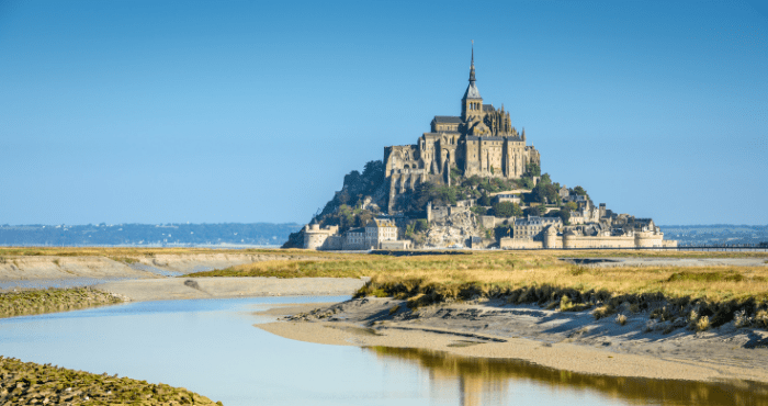 Bezoek het bekende eiland Mont Saint-Michel tijdens een camperreis door Frankrijk.