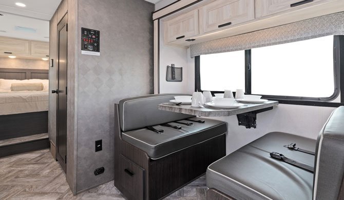 Het luxe interieur van de CanaDream MHA camper