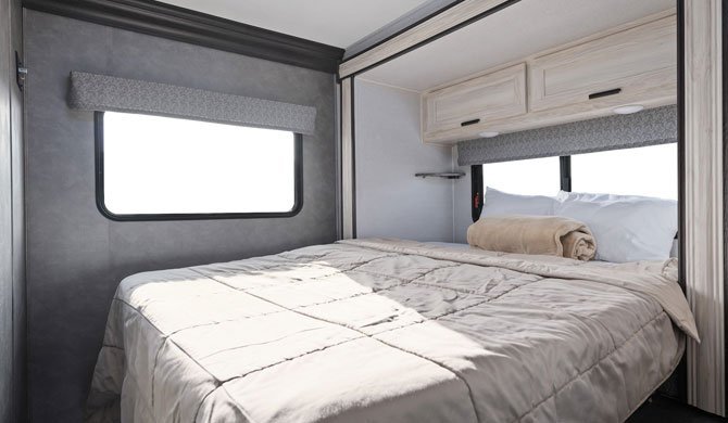 Het bed achterin de CanaDream SVC camper