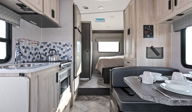 Het luxe interieur de CanaDream SVC camper