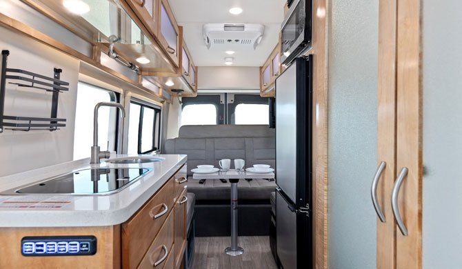 Het luxe interieur van de CanaDream DVC camper