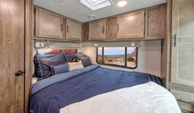 Slaapkamer in de Road Bear C26-28 camper