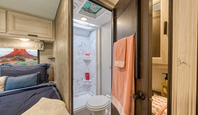 Badkamer in de Road Bear C23-25 camper