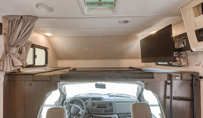 Cabover bed in de Road Bear C29-31 camper