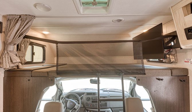 Cabover bed in de Road Bear C29-31 camper