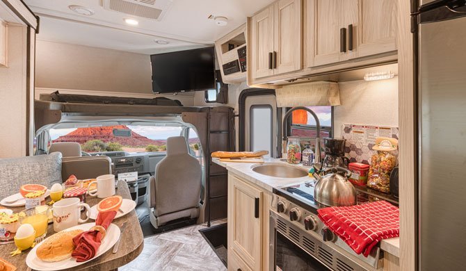 Dinette in de Road Bear C23-25 camper