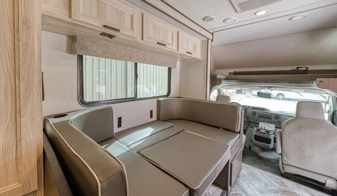 Dinette omgebouwd tot bed in de Road Bear C23-25 camper
