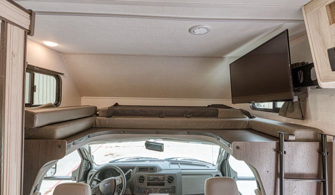 Cabover bed in de Road Bear C23-25 camper