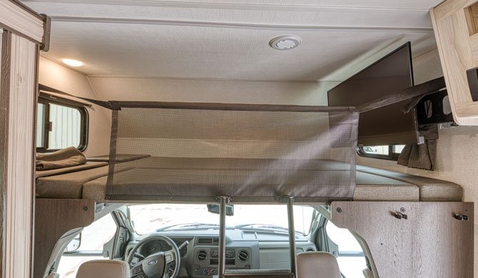 Cabover bed in de Road Bear C23-25 camper