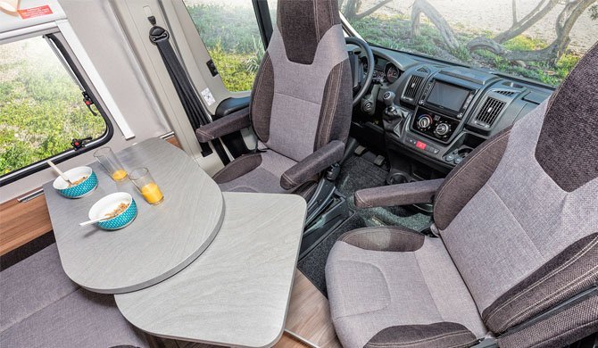 Het interieur van de Bunk Campers Aero Camper 