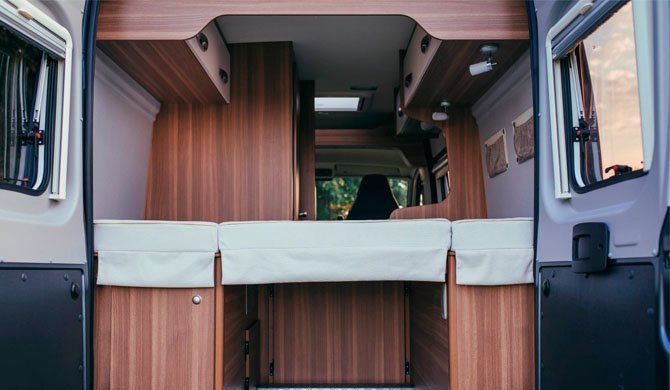 Het interieur in de Bunk Campers Aero Camper 