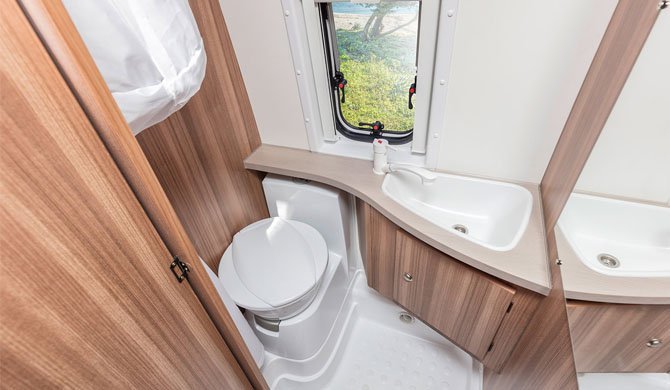 De douche en toilet in de Bunk Campers Aero Campers 