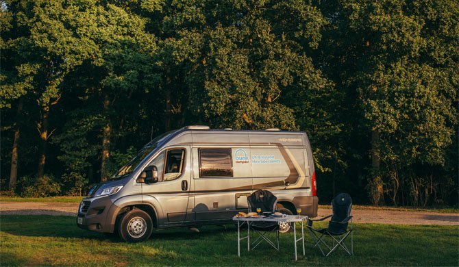 Ga op camperreis door het Verenigd Koninkrijk in de Bunk Campers Aero Camper 