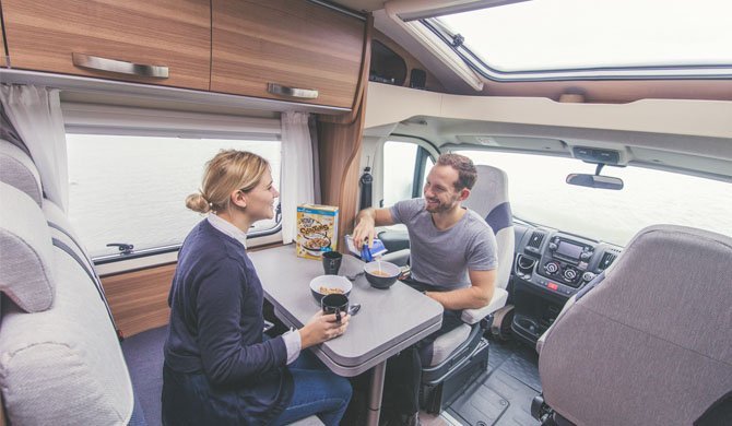 De dinette in de Aero Plus camper van Bunk Campers 