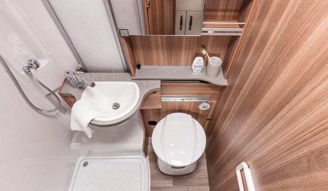 De douche en toilet in de Europa Camper van Bunk Campers 