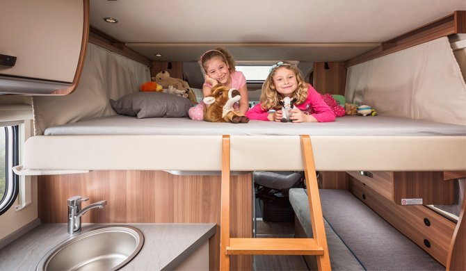 Het hefbed in de Europa Camper van Bunk Campers