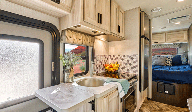 De compacte keuken in de El Monte C22 camper
