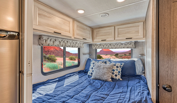 Het bed achterin de El Monte C22 camper