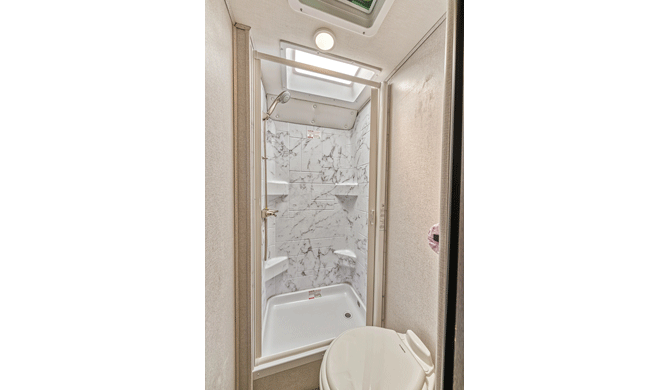 De badkamer in de El Monte C22 camper