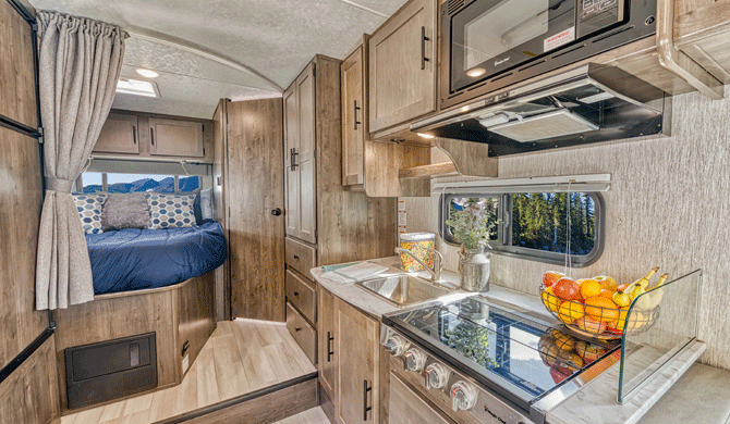 Het interieur van de El Monte C25 camper