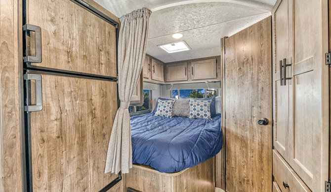 Het bed achterin de El Monte C25 camper